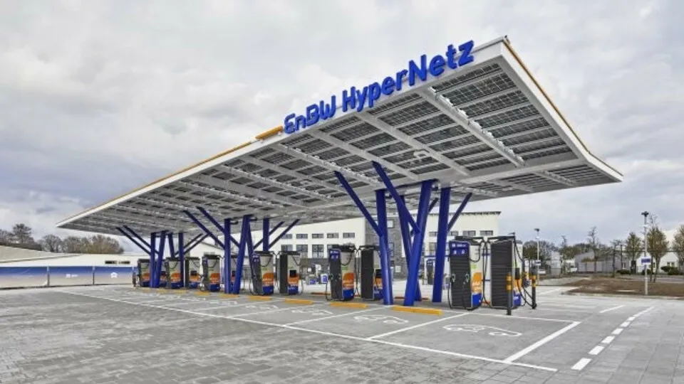 Im Mai 2023 ist der EnBW-Ladepark in Großburgwedel ans Netz gegangen