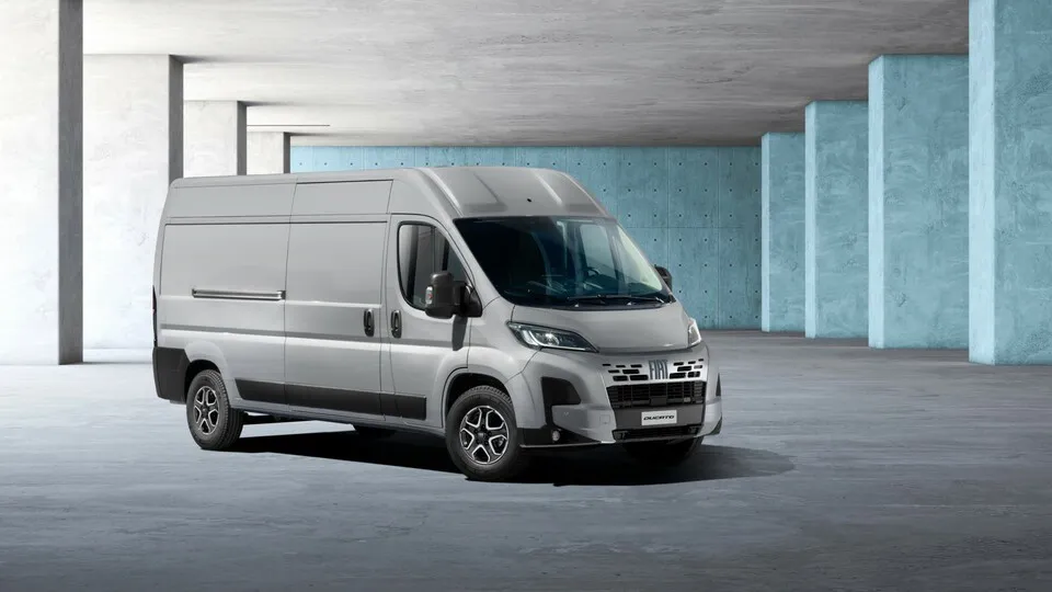 Der Überarbeitete Fiat E-Ducato ist in den Kastenwagen-Varianten ab 54.800 Euro netto bestellbar.