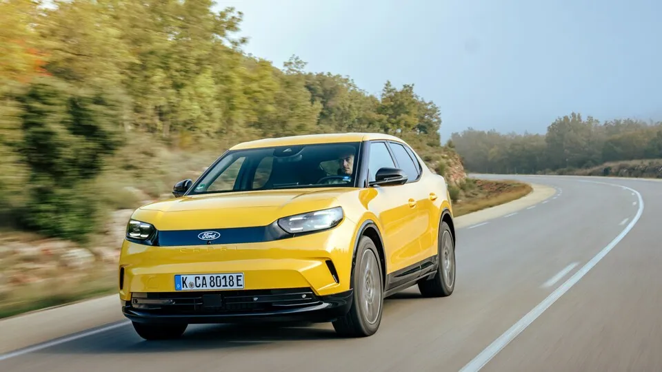 Die moderne Neuinterpretation des Ford Capri zeigt sich hingegen als großzügig dimensionierter Mittelklasse-Crossover mit sportlichem Coupé-Dach