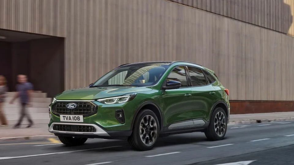 Inlays in der Front und den Seitenschwellern lassen die Ford Kuga Active robuster erscheinen