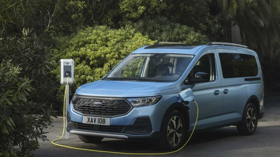 Ford erweitert das Motorenangebot seines Hochdachkombis Tourneo Connect um eine Version mit Plug-in-Hybrid