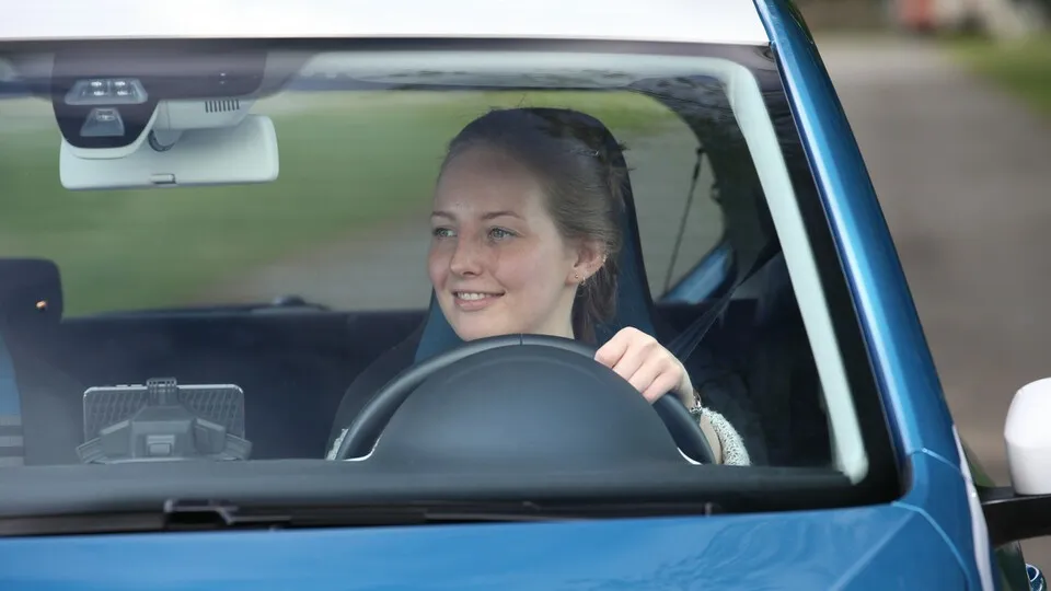 Für junge Menschen in Deutschland bleibt das Auto weiterhin attraktiv. Ein großer Teil der Generation Z legt allerdings Wert auf Autos mit umweltfreundlichen Antrieben
