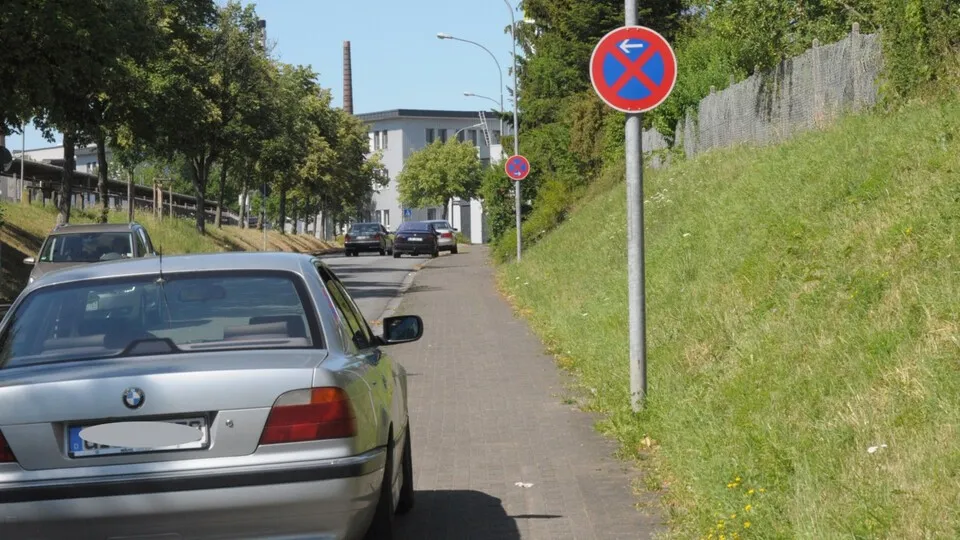 Beschweren sich Anwohner, weil sie von auf Gehwegen parkenden Autos behindert werden, müssen die Behörden dagegen vorgehen