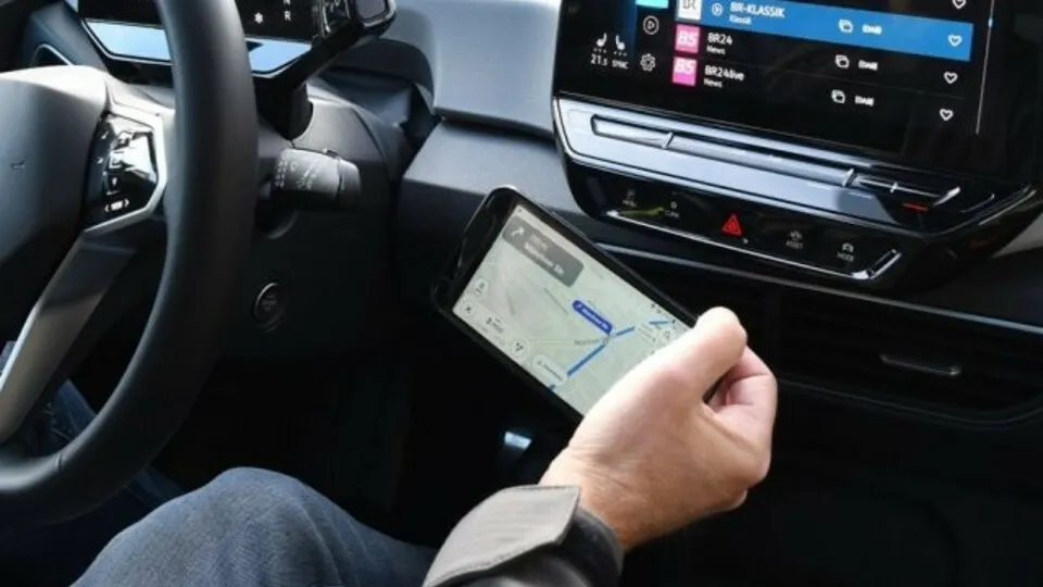 Immer mehr Autofahrer lassen sich während der Fahrt ablenken