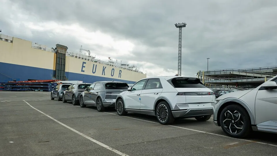 An neuen Elektroautos herrscht in Deutschland aktuell kein Mangel, die Kauflust der Autokunden ist jedoch gedämpft. Wollen wir unsere Klimaziele erreichen, müssten in sehr kurzer Zeit sehr viele Stromer auf die Straße kommen. Billiger wird es jedenfalls nicht