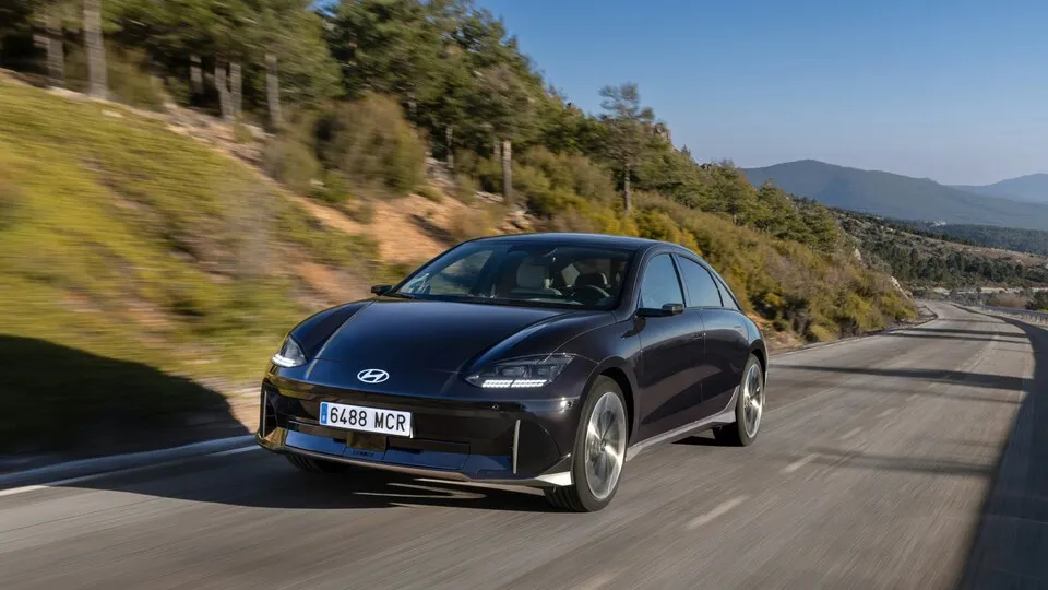 Der Hyundai Ioniq 6 hält sein Reichweitenversprechen auch in der Praxis.
