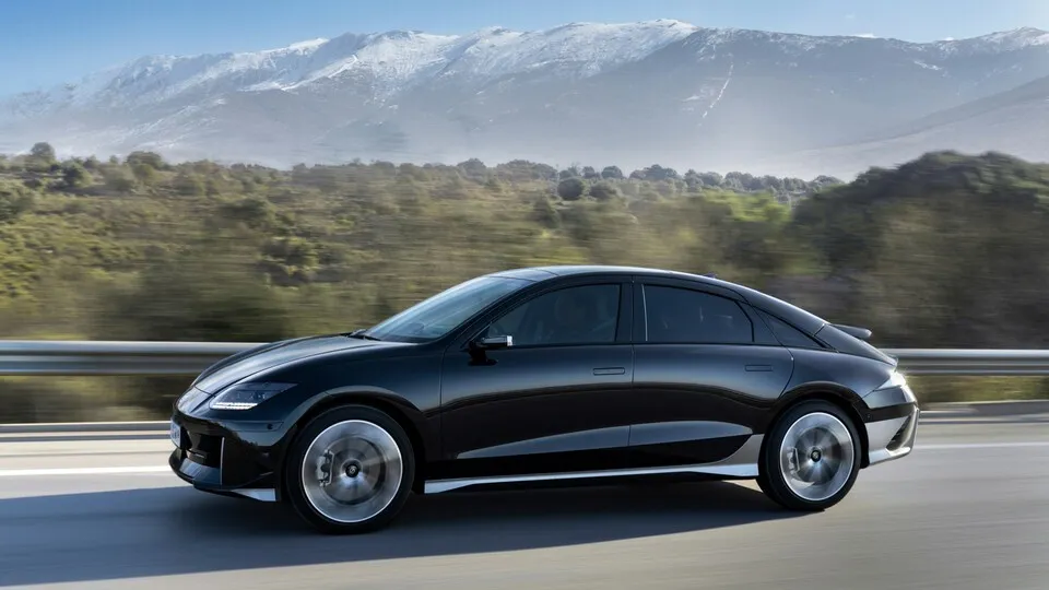 Der Hyundai Ioniq kommt weit und lädt schnell