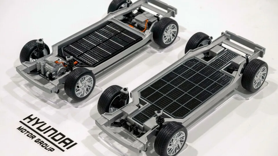 Die Skateboard-Plattform mit Uni-Wheel-Antrieb (rechts) erlaubt Karosserieaufbauten mit mehr Platz