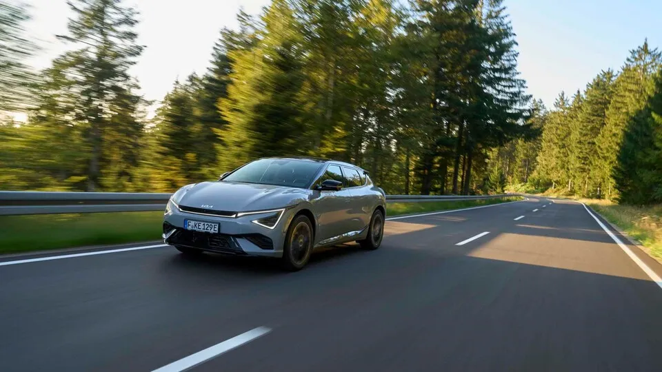 Kia hat seinen 800-Volt-Stromer EV6 optisch und technisch aufgefrischt.