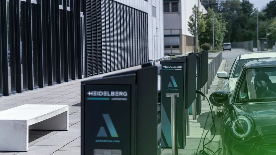 Ladesäulen mit dynamischer QR-Code-Anzeige wie die connect.public von Amperfied bietet Schutz vor Quishing