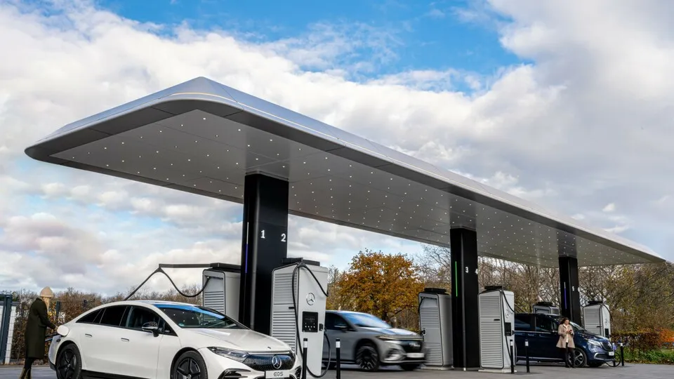 Die Ã¼berdachten LadesÃ¤ulen liefern 300 kW