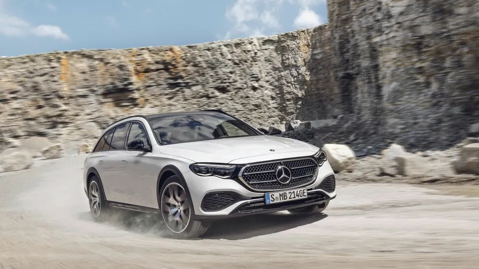 Die neue Mercedes E-Klasse All Terrain kann in der Version E300 de 4Maticmit Benzin Diesel Strom fahren. Rein elektrisch sind über 100 Kilometer drin