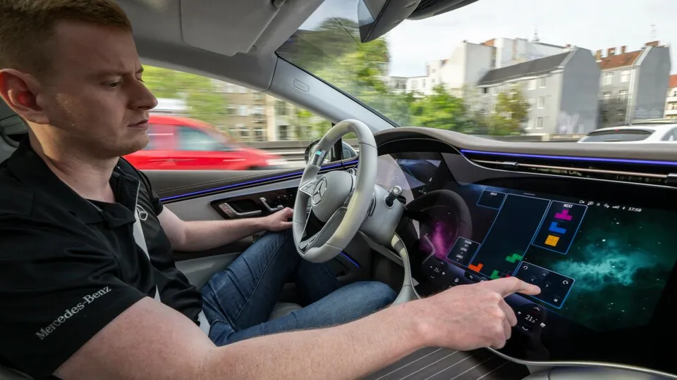 HÃ¤nde vom Steuer, Blick von der StraÃŸe: Ist der Drive Pilot in der Mercedes S-Klasse aktiviert, darf sich der Autofahrer ablenken, zum Beispiel mit einem Tetris-Spiel