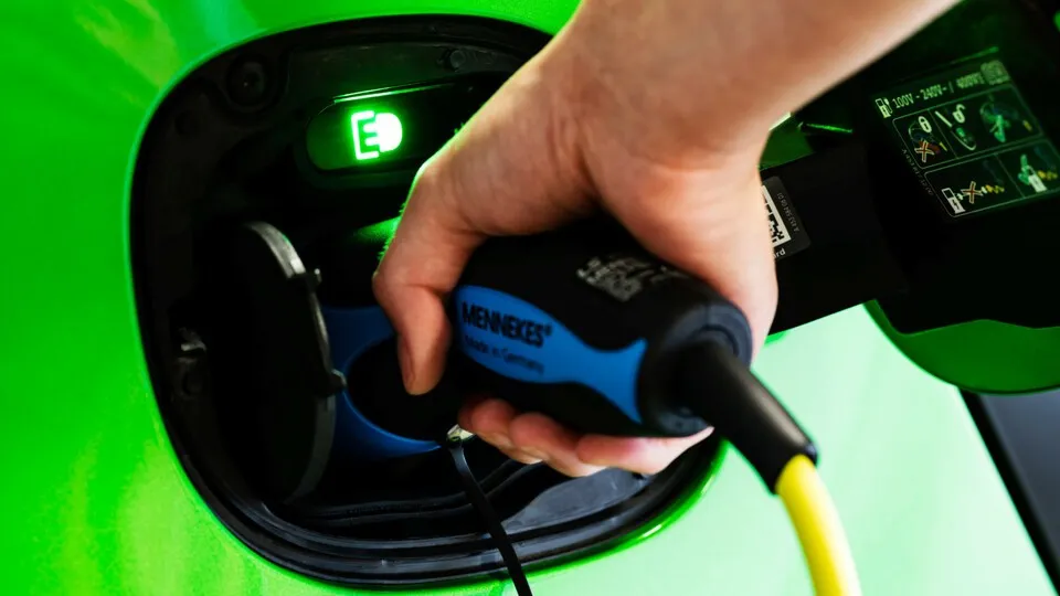 E-Autos aus Europa sind teuer, kritisiert der Rechnungshof.