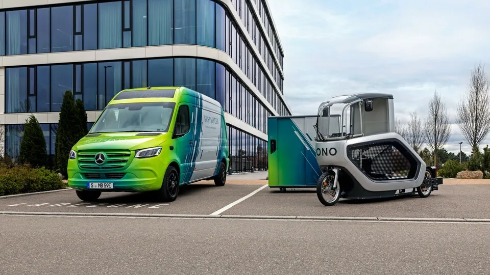 Für den CO2-emissionsfreien Pakettransport auf der letzten Meile hat Mercedes in Zusammenarbeit mit dem Cargobike-Hersteller Onomotion ein Rollcontainersystem für die schnelle Be- und Entladung eines elektrischen Lastenrads entwickelt.
