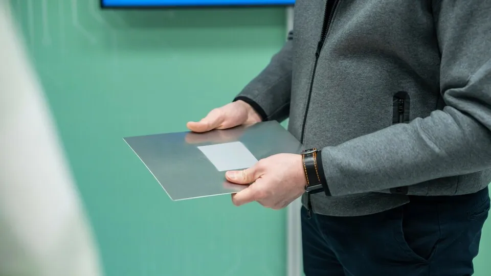 Unspektakulär, aber effektiv: Die Solarpaste wird einfach auf das Karosserieblech aufgetragen