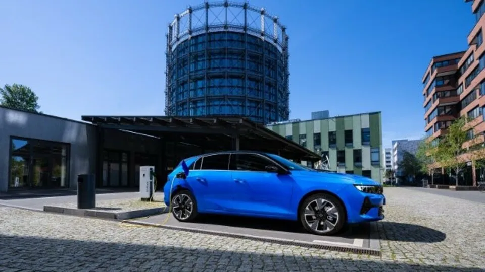 Der Opel Astra hat eine WLTP-Reichweite von 418 Kilometern