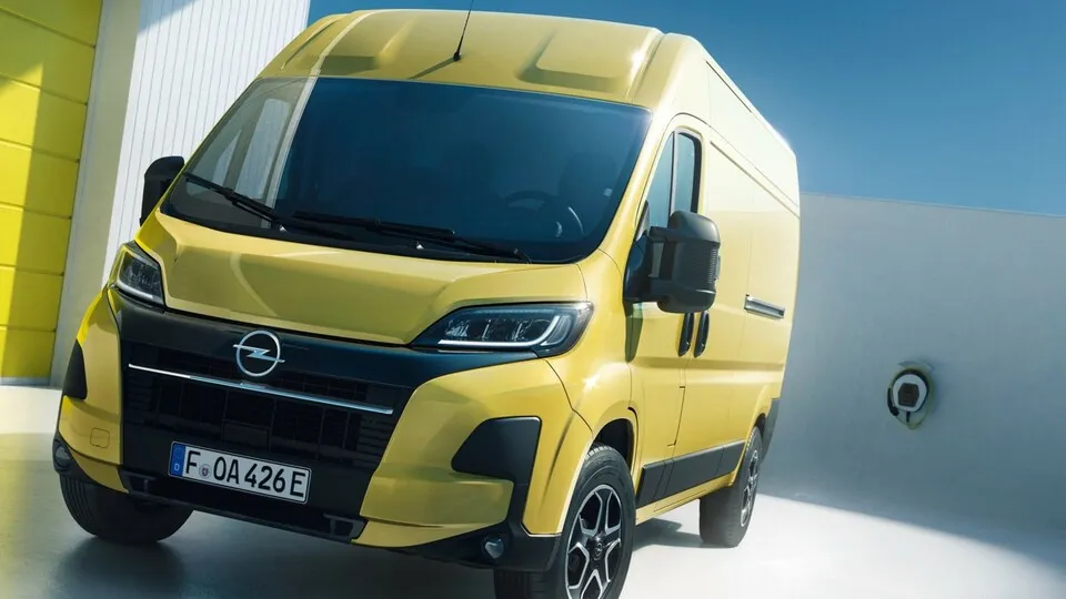 Wie alle großen Transporter im Stellantis-Konzern erhält auch der Opel Movano ein technisches und optisches Update. Besonders die E-Variante profitiert davon.