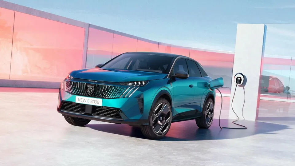 Auf den E-3008 gewÃ¤hrt Peugeot sein neues Garantiepaket "Allure Care" mit acht Jahren GewÃ¤hrleistung auf mechanische Teile und Batterie