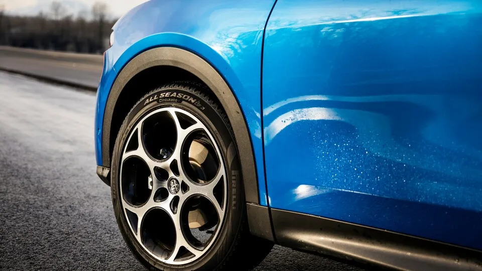 Ganzjahresreifen gibt es längst auch für sportliche Felgen und Fahrzeuge.