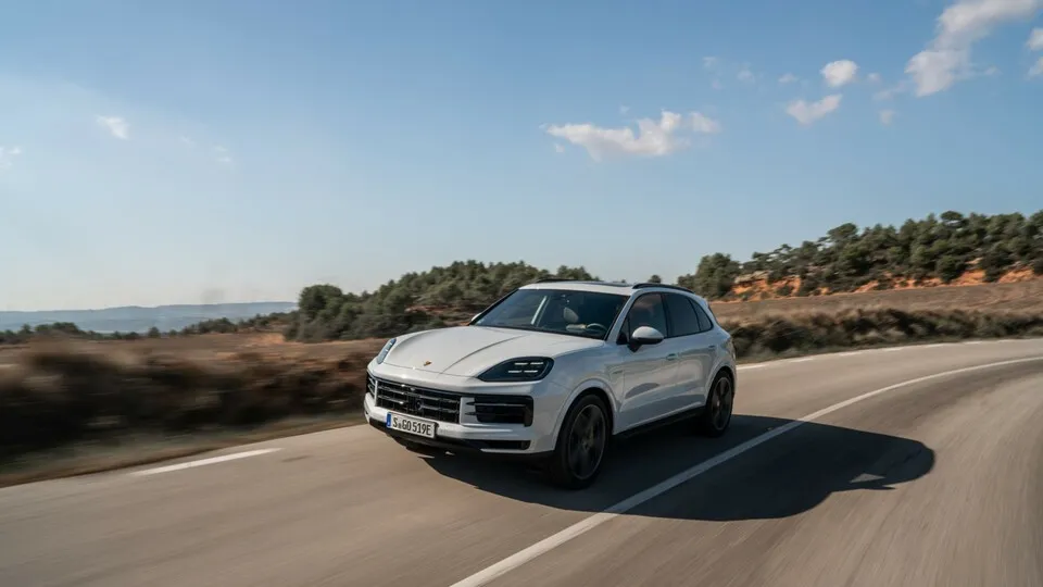 Im vergangenen Jahr hat Porsche so viele Autos verkauft wie nie zuvor. 320.221 Einheiten waren es, verteilt auf sechs Baureihen.