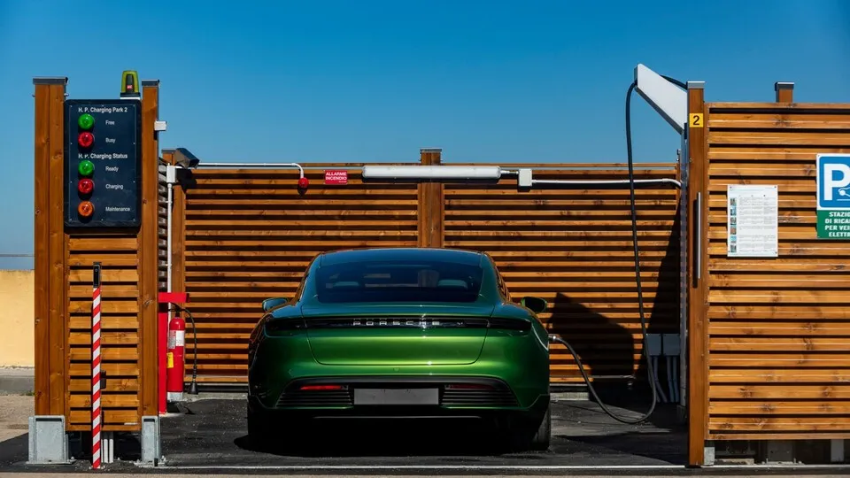 Bislang kÃ¶nnen nur wenige Autos wie der Porsche Tayca ultraschnell laden