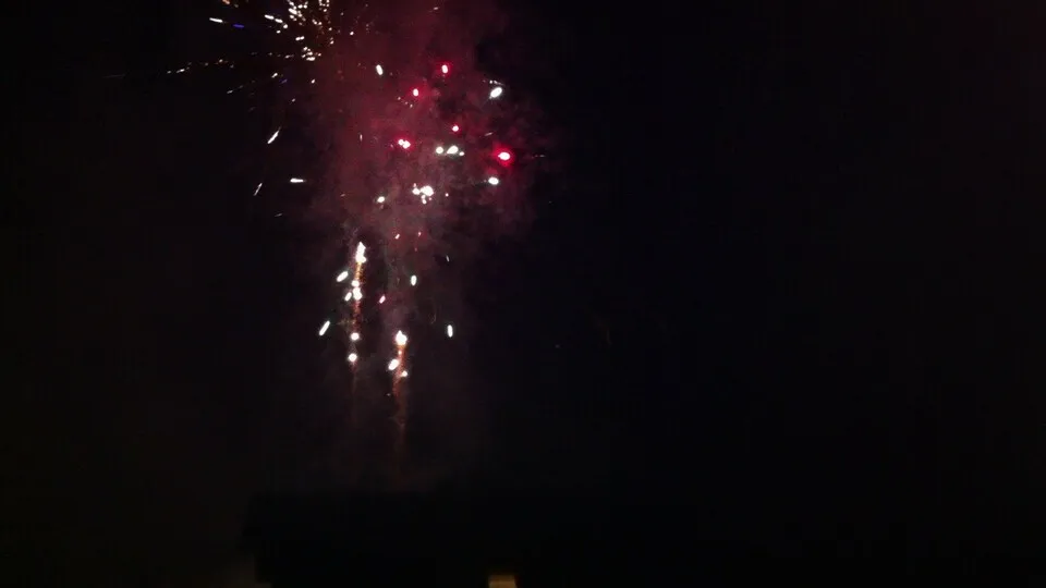 Ein Silvester-Feuerwerk ist schön anzusehen, kann auf dem Lack des Autos jedoch hässliche und teure Spuren hinterlassen