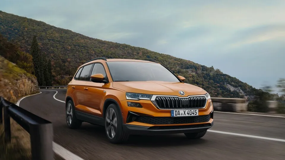 Skoda erweitert das Motorenangebot seines Kompakt-SUV Karoq mit einem 115 PS starken Dreizylinder-Benziner nach unten.