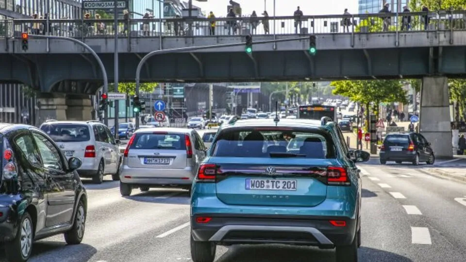 Nicht nur auf Autobahnen gilt Rettungsgassenpflicht, sondern auch beim Innenstadt-Stau