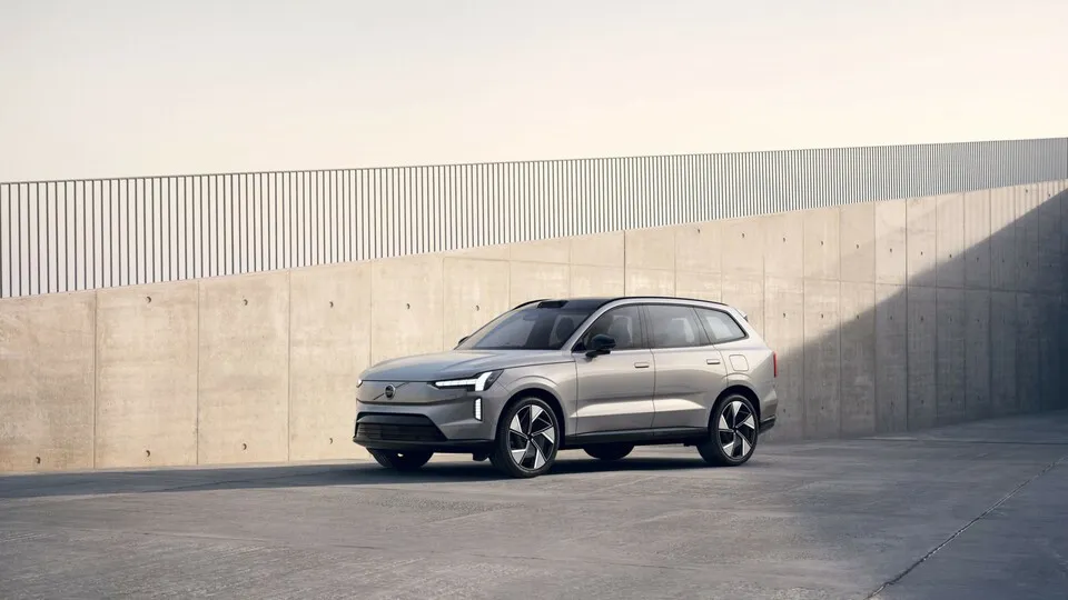 Der 5,04 Meter lange Volvo EX90 ist in Kombination mit einem 205 kW/279 PS starken Motor an der Hinterachse, einer 104 kWh-Batterie und der Ausstattungsversion Core ab 83.700 Euro erhältlich