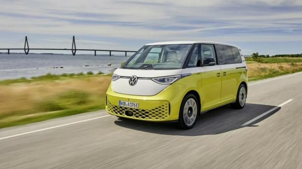 Cool, stylisch und ebenfalls familientauglich: der elektrische Bulli-Wiedergänger ID.Buzz