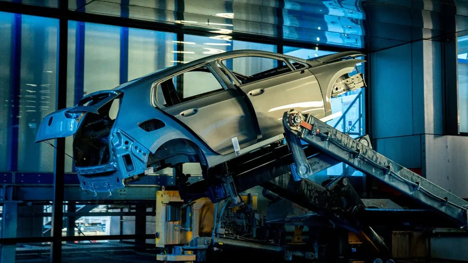 Der deutsche Autohandel rechnet für 2025 mit einem erneut schrumpfenden Neuwagenmarkt. Rund 2,7 Millionen Neuzulassungen werden es laut der Prognose des Zentralverband Deutsches Kraftfahrzeuggewerbe (ZDK), rund 130.000 Autos weniger als in diesem Jahr