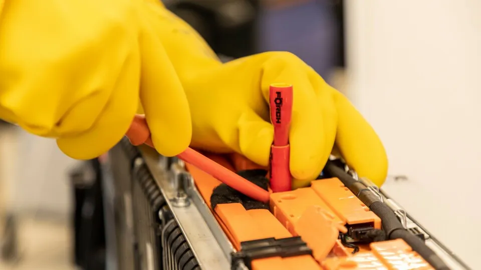 Die Batterie macht die Reparaturen von E-Autos teuer und aufwändig.