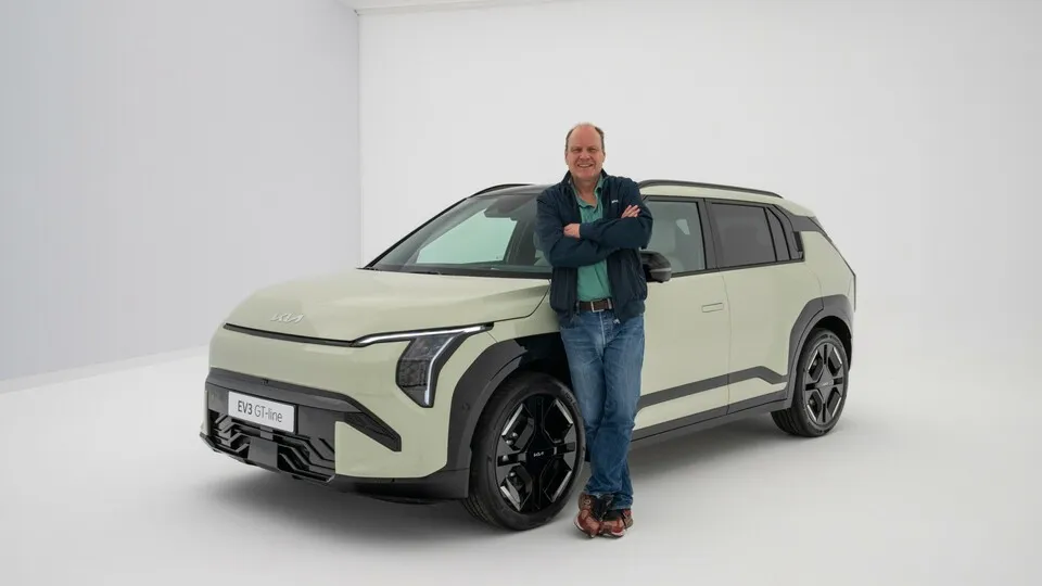 Weltpremiere des neuen Kia EV3. Wir durften vorab schon ein paar exklusive Blicke in Person unseres Autors Michael Neher auf den kompakten Vorzeigestromer werfen.