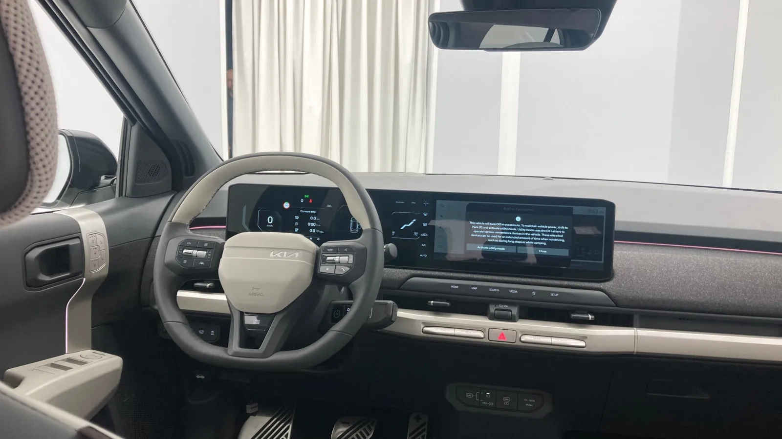 Hightech-Cockpit mit 30-Zoll-Panoramadisplay (wie EV9), 12,3-Zoll-Head-up-Display, Over-the-Air-Updates (OTA) und Kia-Upgrades (Display-Themes, Musik- und Videostreaming, In-Car-Games 2.0) und Digital Key 2.0 (Smartphone ersetzt den Schlüssel, teilbar mit bis zu sieben Personen).
