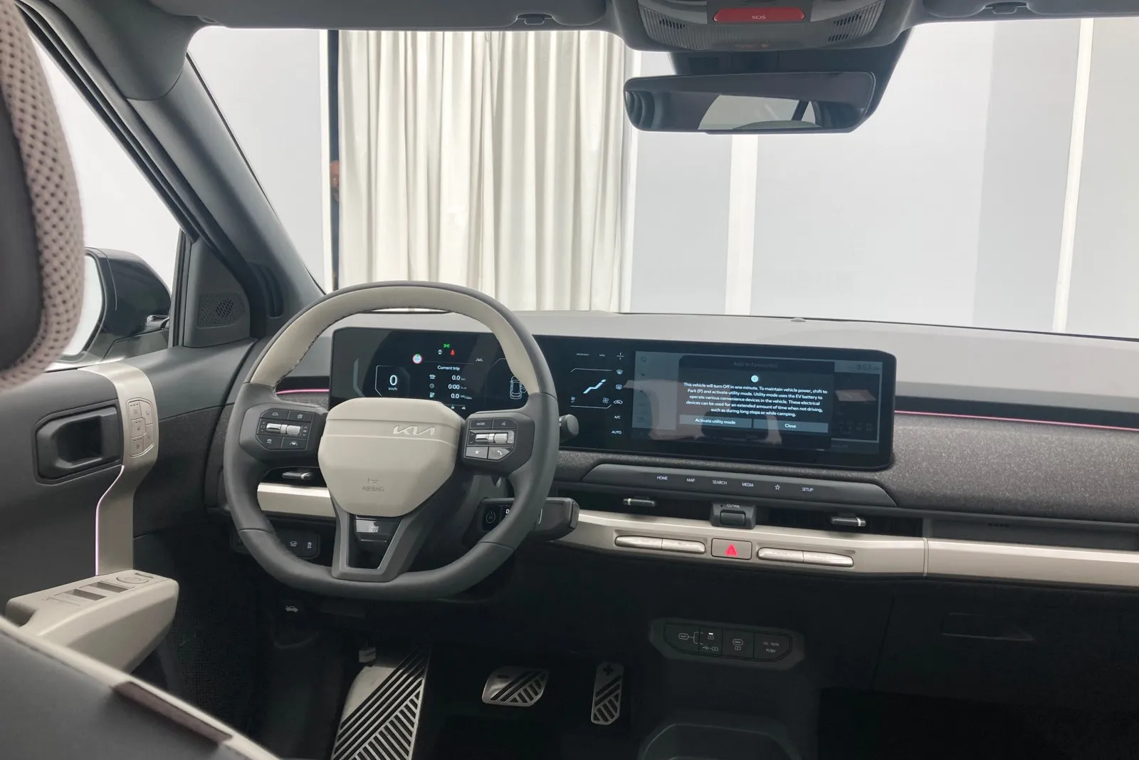 Hightech-Cockpit mit 30-Zoll-Panoramadisplay (wie EV9), 12,3-Zoll-Head-up-Display, Over-the-Air-Updates (OTA) und Kia-Upgrades (Display-Themes, Musik- und Videostreaming, In-Car-Games 2.0) und Digital Key 2.0 (Smartphone ersetzt den Schlüssel, teilbar mit bis zu sieben Personen).