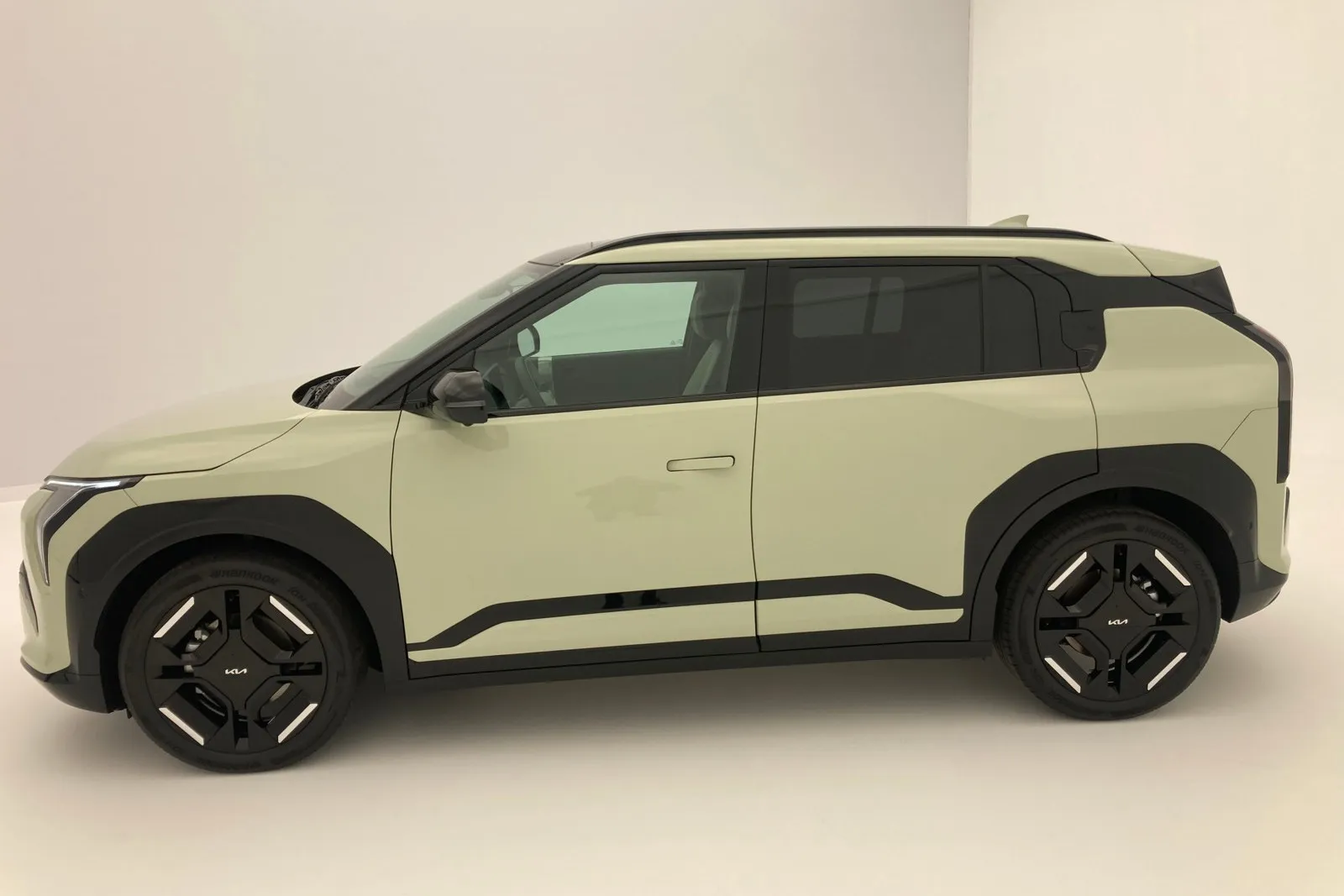 Da der EV3 noch nicht zum Verkauf steht, gibt es weder Preis- noch Verbrauchsangeben. Die Homologation und die Energieverbrauchsermittlung erfolgen laut Hersteller unmittelbar vor der Markteinführung, die im vierten Quartal 2024 vorgesehen ist.