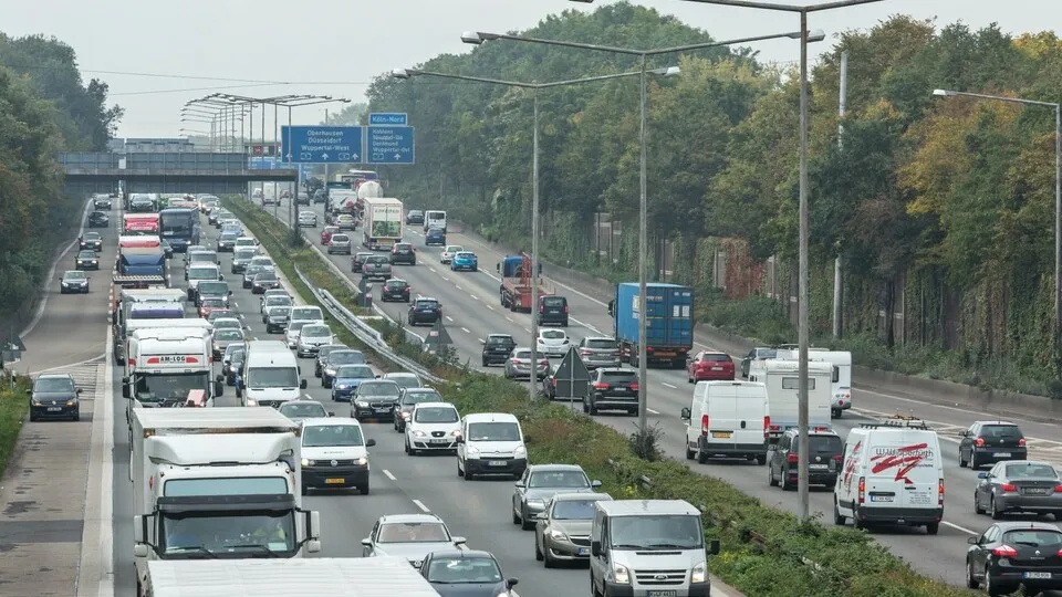 Bei Autobahn-Stau bloß nicht reindrängeln