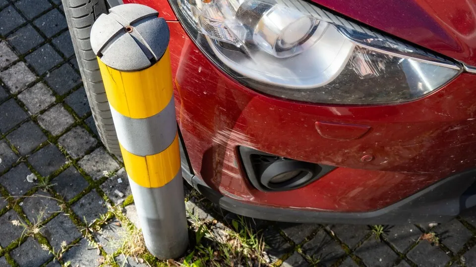 Ein herausfahrender Poller fällt unter die Verkehrssicherungspflicht des oder der Betreibenden.