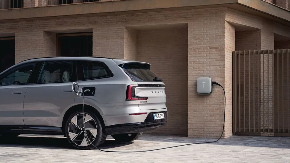 Der Volvo EX90 nutzt nun 800-Volt-Technik.