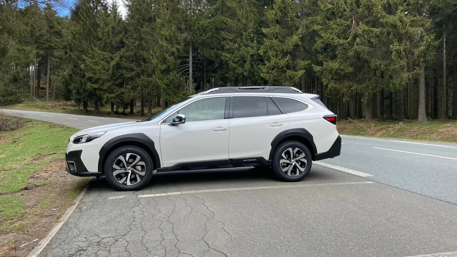 Optisch auffällig am Subaru Outback sind die schwarzen Kunststoffverkleidungen an Front, Seite und Heck.