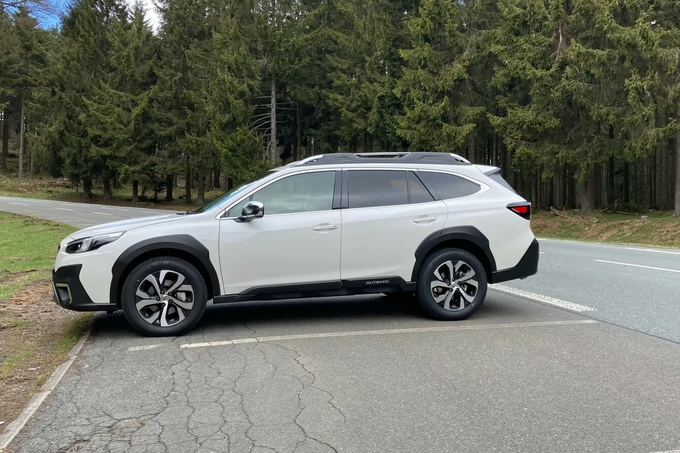Optisch auffällig am Subaru Outback sind die schwarzen Kunststoffverkleidungen an Front, Seite und Heck.