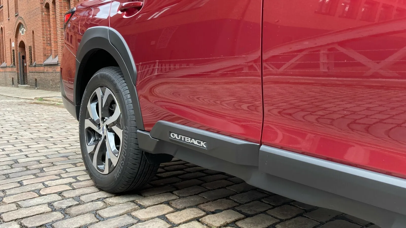Rustikal Design-Elemente finden sich auch an der Flanke des Subaru Outback.