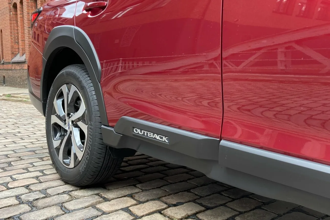 Rustikal Design-Elemente finden sich auch an der Flanke des Subaru Outback.