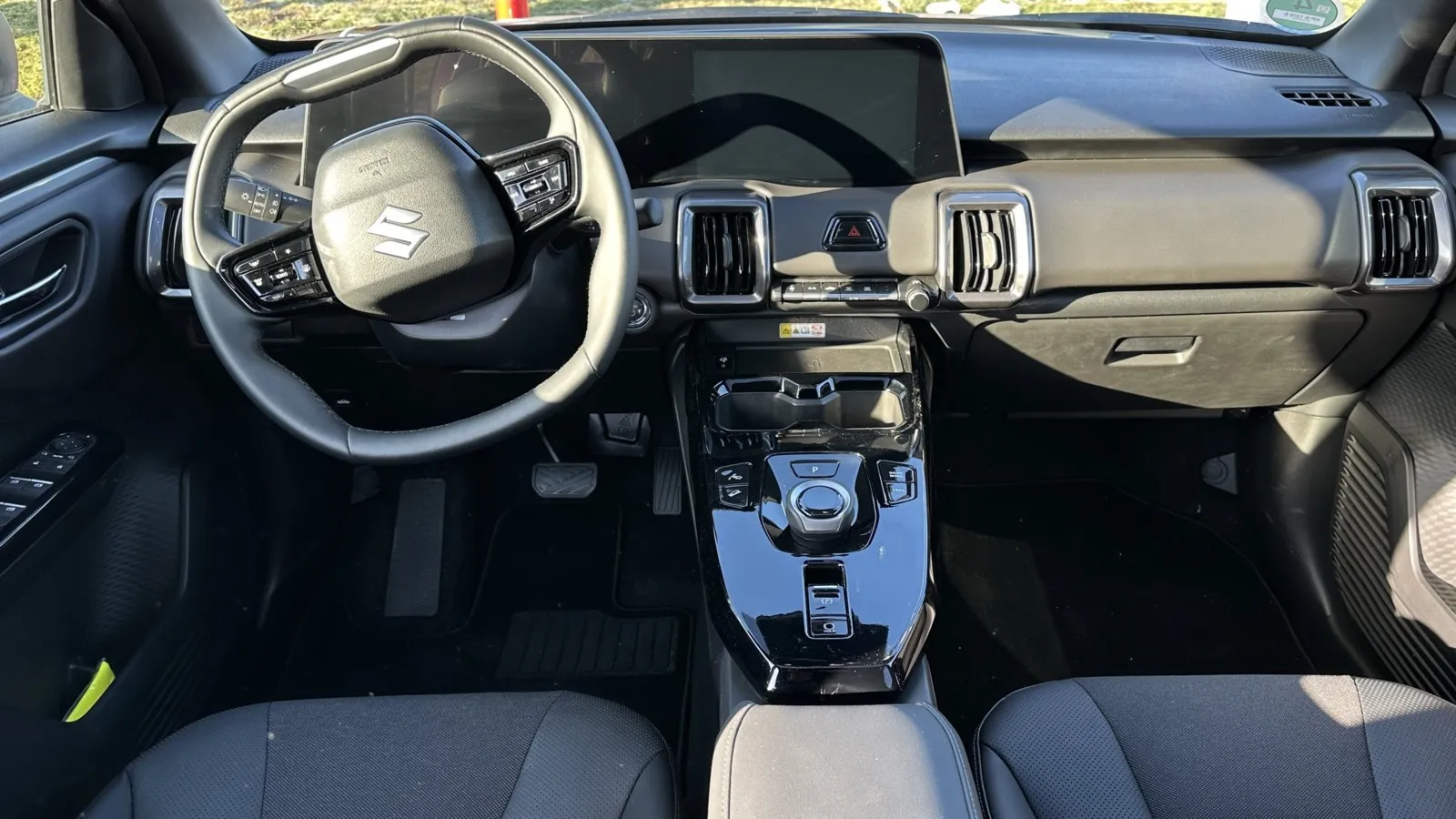 Für Fahrer und Beifahrer gibt es viel Platz, digitale Displays für Navigation und weitere Fahrzeugeinstellungen und eine kabellose Ladestation für Smartphones.