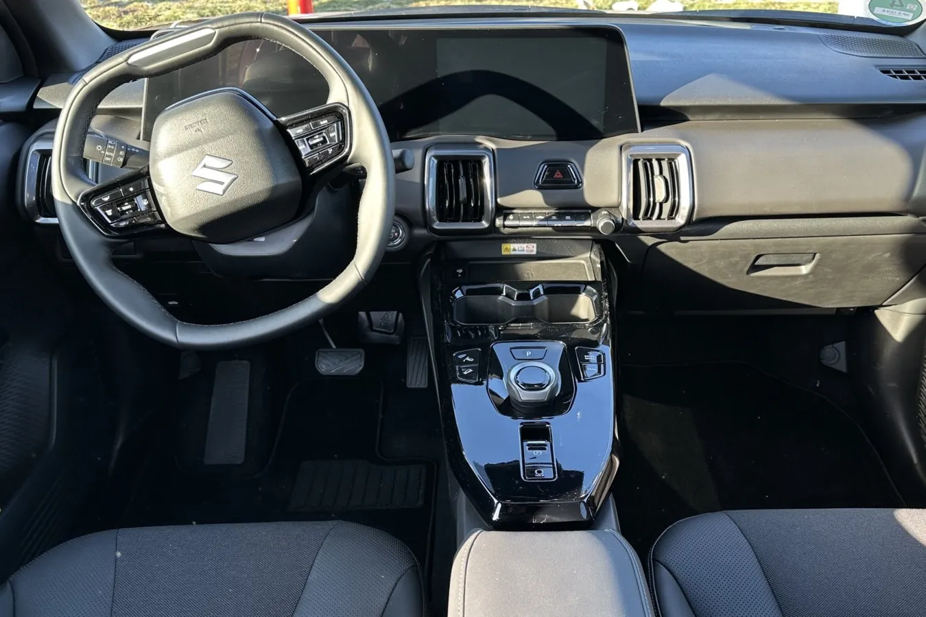 Für Fahrer und Beifahrer gibt es viel Platz, digitale Displays für Navigation und weitere Fahrzeugeinstellungen und eine kabellose Ladestation für Smartphones.