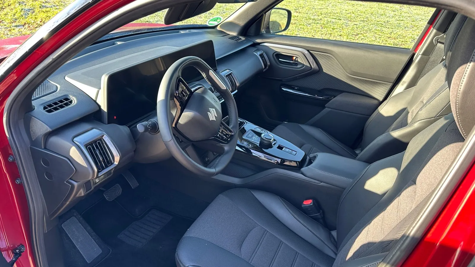 So sieht das Cockpit des e Vitara von Suzuki aus.