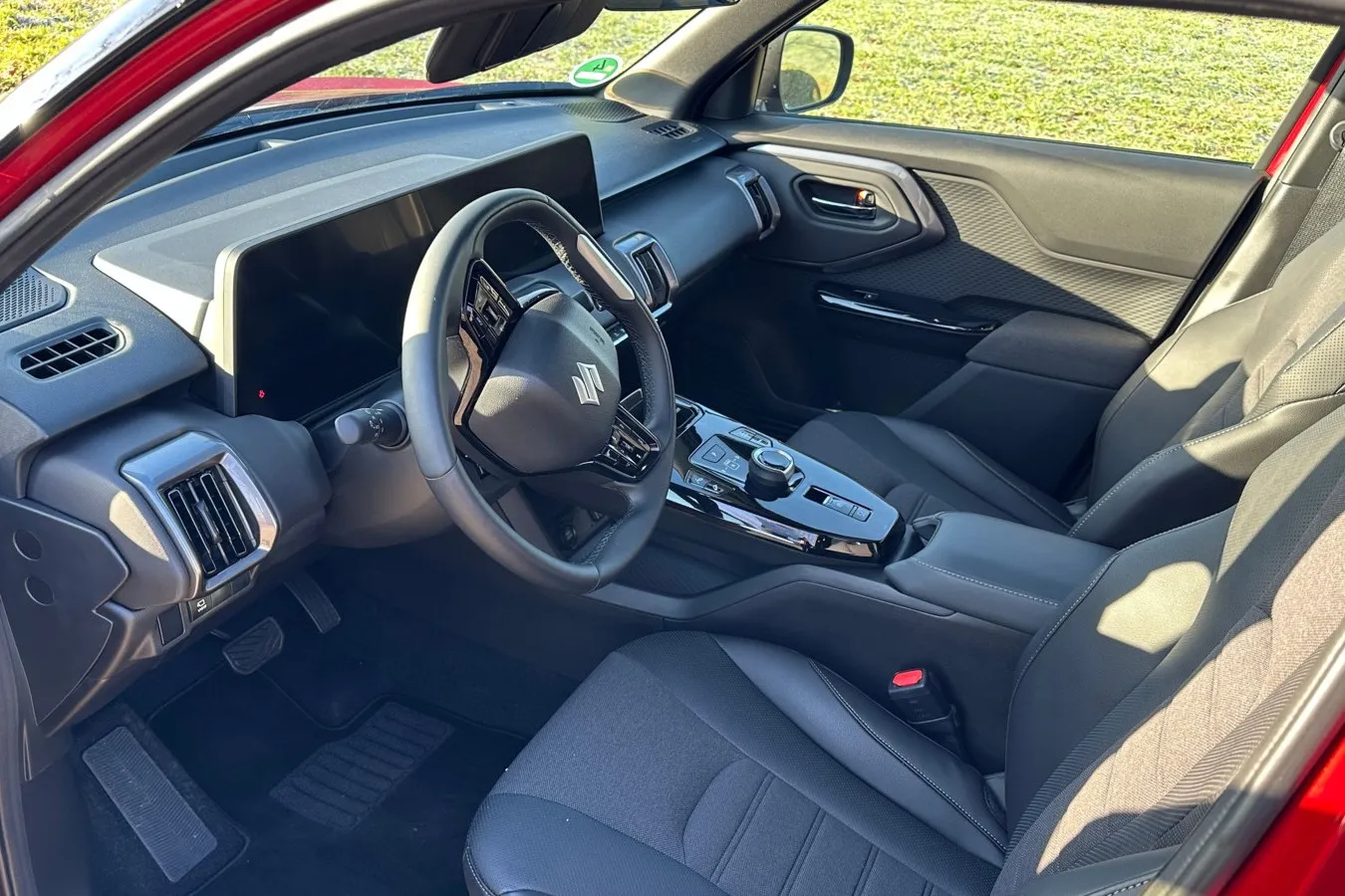 So sieht das Cockpit des e Vitara von Suzuki aus.