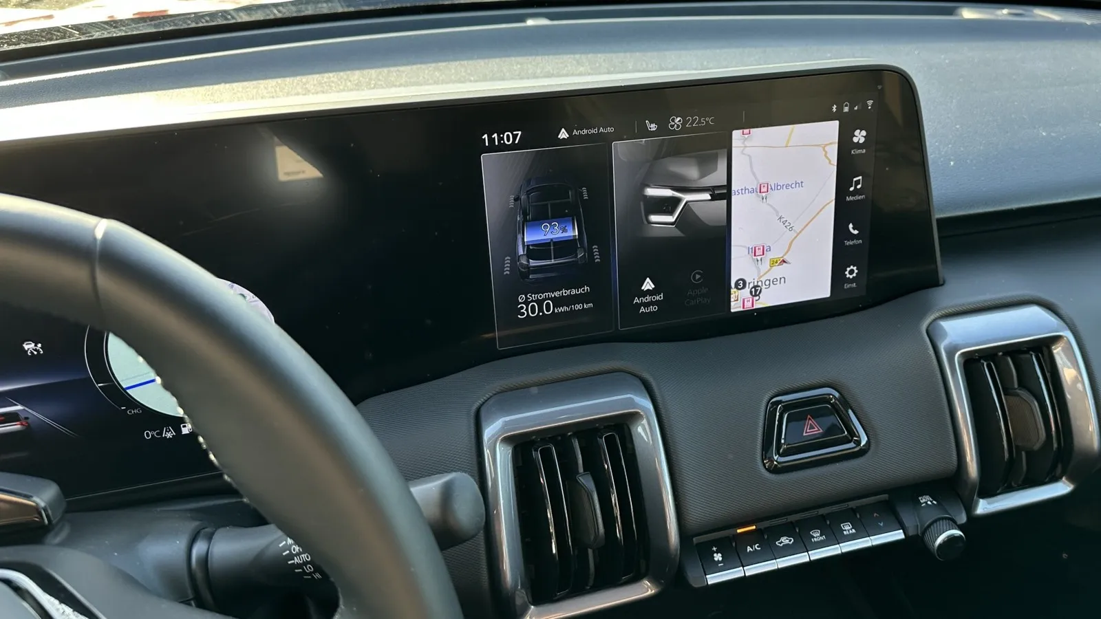 Über das Display lassen sich verschiedene Fahrzeugeinstellungen vornehmen – die Bedienung ist jedoch nicht immer einfach.
