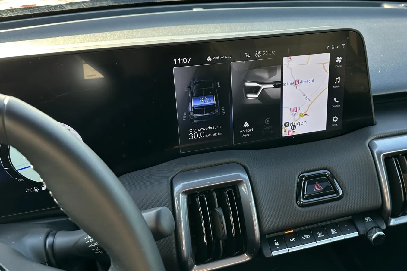Über das Display lassen sich verschiedene Fahrzeugeinstellungen vornehmen – die Bedienung ist jedoch nicht immer einfach.